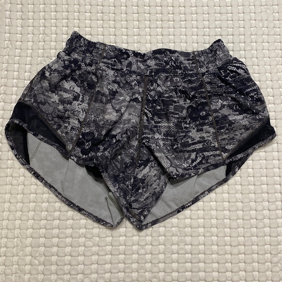 lululemon athletica Pants - Lululemon Hotty Hot Short II *2.5"